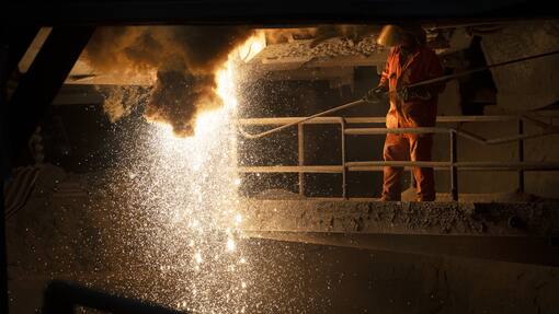 So sollen Stahlfirmen die kleine Konkurrenz unterdrückt haben Ein Mitarbeiter arbeitet am Schmelzofen in der Produktionsstaette der Stahl Gerlafingen AG in Gerlafingen im Kanton Solothurn, Schweiz, fotografiert am Montag, 18. September 2023. Die Schweizer Stahlproduktionsfirma gehoert der italienischen Beltrame Group und ist der groesste Recycling-Stahlproduzent der Schweiz und ist ein fuehrender Anbieter von Bewehrungsprodukten (Armierungen) in der Schweiz. Stahl Gerlafingen ist der groesste Recycling-Stahlproduzent der Schweiz. (KEYSTONE/Christian Beutler)