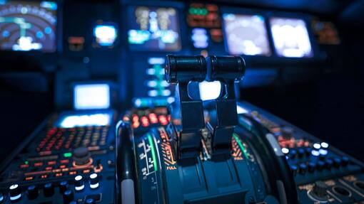 ETF-Sparpläne: Vermögensaufbau auf Autopilot Ein ETF-Sparplan steuert den Vermögensaufbau wie ein Autopilot im Flugzeug.