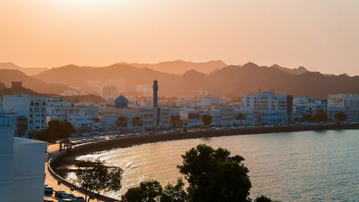 Oman – Zeit für etwas Echtes Der alte Hafen von Muttrah – Strandpromenade mit Villen aus dem 18. Jahrhundert.