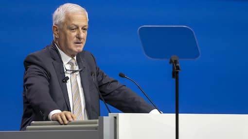 Novartis-Aktionäre sehen Management-Saläre kritisch Joerg Reinhardt, Chairman of the Board CEO of Swiss pharmaceutical group Novartis, speaks during the annual general meeting in the St. Jakobshalle in Basel, Switzerland, on Tuesday, March 7, 2023. (KEYSTONE/Georgios Kefalas).