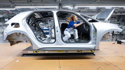 Schweizer Superakkus lehren VW und Toyota das Fürchten 24.05.2023, Sachsen, Zwickau: Ein Modell der neuen Generation des ID.3 wird im Werk von Volkswagen in Zwickau montiert. Nach dem Produktionsstart 2019 hat das Fahrzeug jetzt im Rahmen der Modellpfelge ein Facelift bekommen. Der ID.3 war das erste reine Großserien-Elektroauto von VW. Von der ersten Generation des ID.3 wurden in Europa rund 300.000 Autos verkauft. Foto: Hendrik Schmidt/dpa +++ dpa-Bildfunk +++ (KEYSTONE/DPA/Hendrik Schmidt)