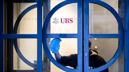 So will die Finma die UBS im Zaum halten Ein Mann reinigt den Eingangsbereich einer UBS Filiale in Zuerich Hoengg, am Montag, 5. Februar 2024 in Zuerich. Die Grossbank UBS wird am Dienstag die Zahlen für das Geschaeftsjahr 2023 vorlegen. (KEYSTONE/Michael Buholzer)