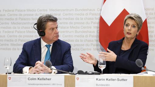 UBS zahlt 387 Millionen Busse für den Archegos-Fall der CS UBS-Präsident Colm Kelleher (links) und Finanzministerin Karin Keller-Sutter bei der Medienkonferenz am 19. März, als die Notübernahme der Credit Suisse verkündet wurde.