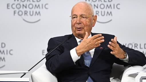 Klaus Schwab und das WEF werden wegen Rassismus verklagt epa11436315 Klaus Schwab, Founder and Executive Chairman of the World Economic Forum speaks during the opening session of the 15th annual meeting of New Leaders of the World Economic Forum Summer in Dalian, China, 25 June 2024. EPA/Radek Pietruszka POLAND OUT