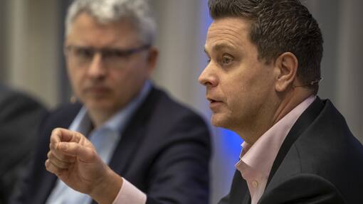 Roche will mehr in die Forschung investieren Roche-Chef Thomas Schinecker: «Wir erhöhen unsere Ausgaben im niedrigen einstelligen Prozentbereich auf knapp 15 Milliarden Franken».