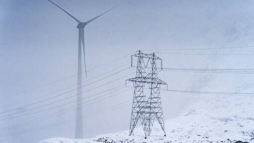 Drohender Strommangel – darum wird das Wetter zum Schlüsselfaktor Windkraftanlage und Hochspannungsleitung auf dem Gotthardpass.