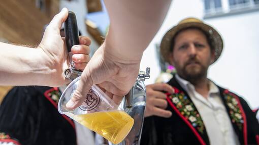 Schweizer Brauereien dürfen endlich Pils brauen – und es auch so nennen Ein Bier wird bestellt, am zweiten Tag des 64. Zentralschweizerischen Jodlerfest in Andermatt unter dem Motto, Tyyflisch Guaet, am Samstag, 18. Juni 2022. (KEYSTONE/Urs Flueeler).