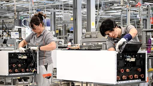 Wärmepumpen machen Viessmann attraktiv für Käufer epa10112806 Employees at work at German family-owned company Viessmann Group in Allendorf, Germany, 09 August 2022. The background of German chancellor Scholz visit is climate change and the contribution that the Viessmann company is making to the energy transition. Viessmann develops and manufactures heating technology products as well as air conditioning and cooling systems. EPA/SASCHA STEINBACH