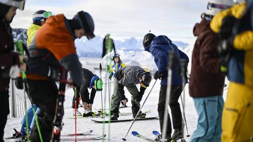 Drei Gründe für die Rabattschlacht im Skimarkt Wintersportler machen sich bereit vor der ersten Abfahrt, bei der Eroeffnung der Skisaison, am Samstag, 19. November 2022, auf Parsenn in Davos. (KEYSTONE/Gian Ehrenzeller)