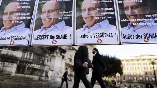 Stephan Schmidheiny von italienischem Gericht zu 12 Jahren Haft verurteilt Protest von Angehörigen gegen Stephan Schmidheiny.