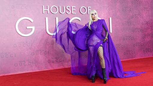 Gucci-Mutter Kering kauft Modemarke Valentino epa09573048 US singer-songwriter Lady Gaga attends the UK premiere of the film 'House of Gucci' at the Odeon Leicester Square in London, Britain, 09 November 2021. The movie will be released in UK cinemas on 26 November 2021. EPA/VICKIE FLORES