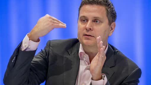 Was der Roche-Chef sich von Novartis abschauen könnte Thomas Schinecker, CEO Roche Group, speaks during the 2023 full-year results media conference of pharmaceutical companie Roche in Basel, Switzerland, on Thursday, February 1, 2024. (KEYSTONE/Georgios Kefalas)