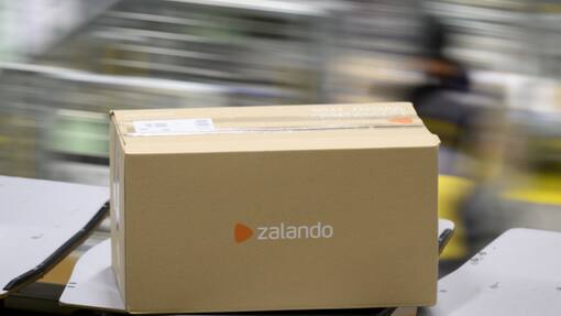 Schweizer Retourenservice von Zalando streicht 350 Stellen Un paquet "Zalando" est transporte sur un tapis roulant au centre colis de La Poste ce jeudi 15 decembre 2022 a Daillens, Vaud. Pendant les jours de pointe avant Noel, le volume depasse souvent les 230 000 colis. La capacite de tri maximale s'eleve a 19 000 colis par heure. En 2021, la Poste a trie au total 45,2 millions de colis a Daillens. (KEYSTONE/Laurent Gillieron)