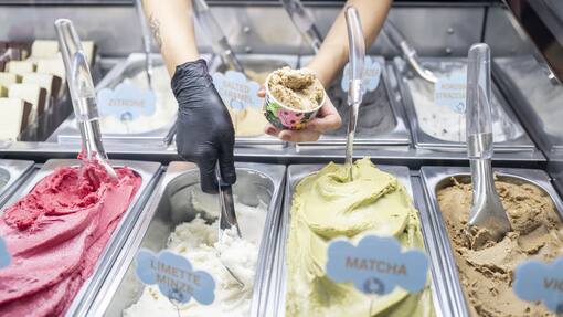 Der harte Kampf hinter dem Schweizer Glace-Boom Jeanne-Vera Bourguignon fuellt ein Glacebecher von Nanimale Gelati in einem "Pop-Up-Projekt" in der Plaza Bar, aufgenommen am Mittwoch, 6. Juli 2022 in Zuerich. (KEYSTONE/Ennio Leanza)