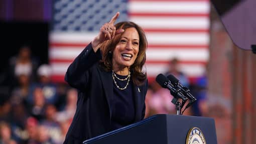 Die Börsen laufen unter Demokraten besser epa11688091 US Vice President and Democratic presidential nominee Kamala Harris attends a campaign event in Philadelphia, Pennsylvania, USA, 27 October 2024. The United States will hold its presidential election on 05 November 2024. EPA/WILL OLIVER