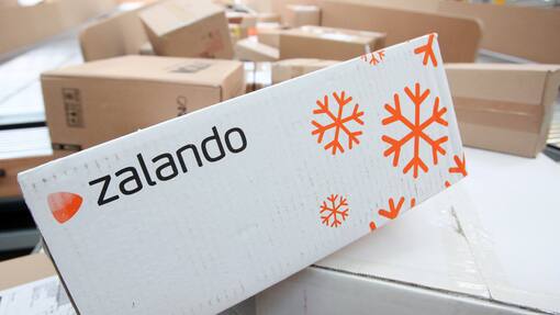 Zalando will sich About You einverleiben ARCHIV - 26.11.2013, Schleswig-Holstein, Norderstedt: Ein Paket des Modehändlers Zalando liegt am auf einem Paketförderband. (Zu dpa "Von Adler bis Zalando: Der deutsche Modehandel hat Probleme") Foto: Bodo Marks/dpa +++ dpa-Bildfunk +++ (KEYSTONE/DPA/Bodo Marks)