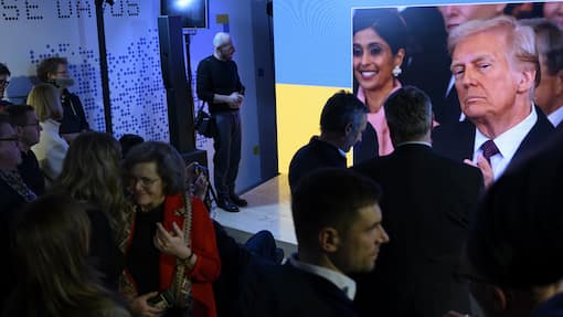 Donald Trump dominiert Davos People watch the U.S. Presidential inauguration of Donald Trump in the Ukraine House prior to the 55th annual meeting of the World Economic Forum, WEF, in Davos, Switzerland, Monday, January 20, 2025. The World Economic Forum annual meeting brings together entrepreneurs, scientists, corporate and political leaders in Davos and takes place from January 20 to 24 in Davos. (KEYSTONE/Laurent Gillieron)