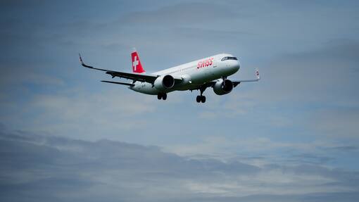 Swiss stürzt in Airline-Ranking ab – und freut sich trotzdem Ein Flugzeug der Swiss (HB-JPC) im Landeanflug (Nordanflug) auf den Flughafen Zuerich, fotografiert am 26. Mai 2024 in Oberglatt. (Keystone/Petra Orosz)