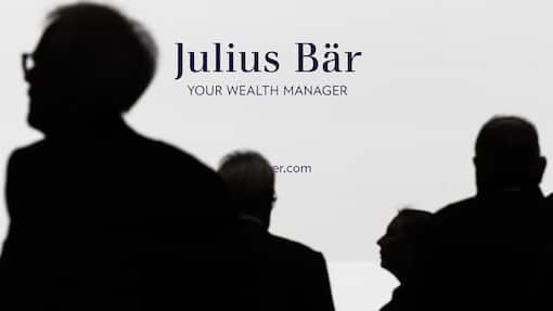 Julius Bär schockt mit neuen Kreditrückstellungen – Aktie verliert Shareholders are silhouetted against a screen showing the bank's logo during the Annual General Meeting AGM of the Julius Baer Group on Thursday, April 11, 2024 in Zurich, Switzerland. (KEYSTONE/Michael Buholzer)