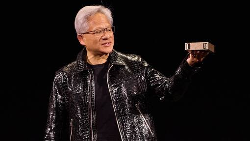 Nvidia und Intel mit Mega-Deal – Aktie steigt um 29 Prozent epa11810668 NVIDIA founder and CEO Jensen Huang holds up the world's first AI super computer during the NVIDIA keynote at the 2025 Consumer Electronics Show being held at the Mandalay Bay hotel in Las Vegas, Nevada USA, 06 January 2025. CES, the world's largest annual consumer technology trade show, is a place where industry manufacturers, advertisers and tech-minded consumers gather to view new innovations coming to the market each year. CES takes place from 07-10 January 2025. EPA/ALLISON DINNER