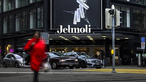 Warenhauslegende Jelmoli wird zum Kinofilm Eine Passantin geht vor dem Warenhaus Jelmoli an der Bahnhofstrasse in Zuerich, am Montag, 6. Februar 2023 in Zuerich. Die Besitzerin von Jelmoli, die Immobiliengesellschaft Swiss Prime Site (SPS) teilte am Montag mit, dass sie das Jelmoli-Haus an der Zuercher Bahnhofstrasse auf Ende des Jahres 2024 schliessen wird und das Gebäude umgebaut und in neuer Form betrieben wird. 850 Stellen sind von der Schliessung des Traditionshaus betroffen.. (KEYSTONE/Michael Buholzer).