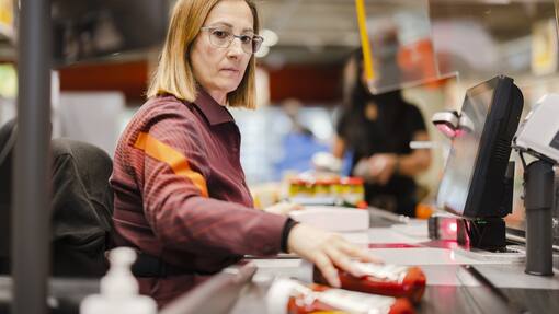 Die Migros-Spitze will das Supermarktgeschäft einheitlich steuern Die Verkaeuferin Stefania Kaufmann bedient eine Kundin bei ihrem Einkauf in der Migros am Limmatplatz, am Donnerstag, 17. Februar 2022 in Zuerich. Der Bundesrat hebt per Donnerstag fast alle Corona-Massnahmen auf. Dazu gehoert auch die Maskenpflicht in Laeden, Restaurants und am Arbeitsplatz. Restaurants, Veranstaltungen und Kultureinrichtungen sind wieder ohne Covid-Zertifikat zugaenglich. (KEYSTONE/Michael Buholzer)