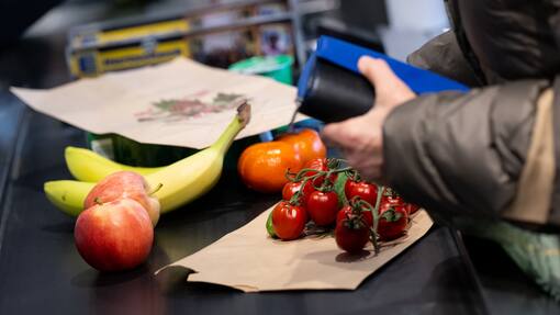 Nestlé und Co. sacken unter dem Deckmantel der Inflation Profite ein Lebensmittel kosten immer mehr: Der Grund dafür sind steigende Produktions- und Lieferkosten. Doch profitieren grosse Lebensmittelkonzerne davon?