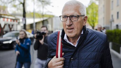 Bundesgericht setzt Urteil gegen Pierin Vincenz wieder in Kraft Der ehemalige Raiffeisenchef Pierin Vincenz verlaesst die Urteilseroeffnung des Raiffeisen-Prozesses des Zuercher Bezirksgerichts, am Mittwoch, 13. April 2022 vor dem Volkshaus in Zuerich. Das Bezirksgericht Zuerich hat am Mittwoch den ehemaligen Raiffeisen-Chef Pierin Vincenz wegen mehrfacher Veruntreuung, mehrfacher ungetreuer Geschaeftsbesorgung und Urkundenfaelschung schuldig gesprochen. In mehreren Punkten wurde er aber freigesprochen. (KEYSTONE/Michael Buholzer)