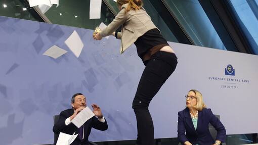 Einstige EZB-Sprecherin und Ex-CS-Personalchefin geht zur Kommunikationsagentur FGS FILE - An activist stands on the table of the podium throwing paper at ECB President Mario Draghi, left, as Christine Graeff, Director General of Communications, looks on during a press conference of the European Central Bank, ECB, in Frankfurt, Germany, Wednesday, April 15, 2015. (AP Photo/Michael Probst, File)