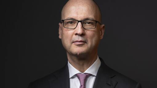 Der Bankenschreck, der sich mit der UBS anlegt Stefan Walter, Direktor Finanzmarktaufsicht Finma, portraitiert am Donnerstag, 6. Juni 2024 in Bern. (KEYSTONE/Gaetan Bally)