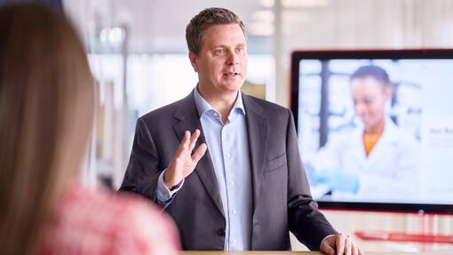 Mit diesen neuen Medikamenten will Roche die Krise überwinden HANDOUT - Dr. Thomas Schinecker, CEO Roche Group, portraitiert am Freitag, 17. Maerz 2023 in Basel. (Roche)