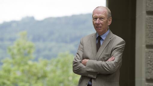 «Ab Rang zehn der grössten Krankenkassen sind alle Übernahmekandidaten» Heinz Locher, Praesident Allianz Schweizer Krankenversicherer, posiert am Dienstag, 19. Juli 2011, in Bern. (KEYSTONE/Peter Schneider)