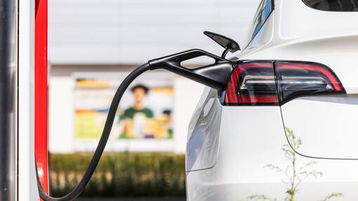 Schweizer kaufen mehr E-Autos Während Stromer weltweit gerade eher eine schlechte Presse haben, nehmen die Verkäufe in der Schweiz weiter zu.