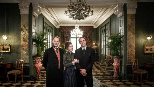 Mehr Hollywood-Feeling für die Schweizer Exportwirtschaft <p>Die Hauptdarsteller Simon Ludders (links), Manon Clavel und Cyril Metzger der Schweizer Netflix-Serie «Winter Palace»: Ohne staatliche Exportversicherung wäre sie kaum zustande gekommen.</p>