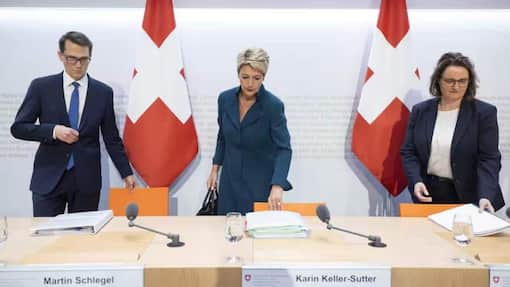Wirtschaftsjuristen kritisieren AT1-Urteil zur CS-Rettung <p>Watsche aus St. Gallen (v.l.): Notenbankchef Martin Schlegel, Finanzministerin Karin Keller-Sutter und Finma-Präsidentin Marlene Amstad.</p>
