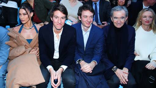 Nun sind schon fünf Arnaults im Verwaltungsrat von LVMH Vater Bernard Arnault holt neben Tochter Delphine auch Sohne Alexandre und Frédéric in den Verwaltungsrat.