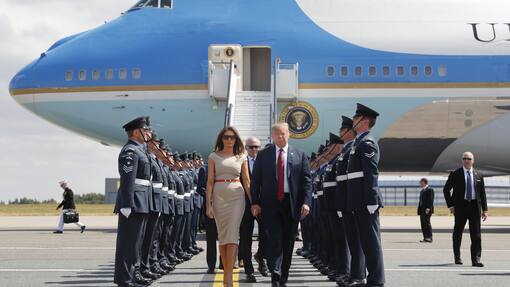 Neue Air Force One kommt für Trump zu spät <p>Donald und Melania Trump vor der Air Force One: Auch in seiner zweiten Amtszeit wird der Präsident mit dem alten Flieger unterwegs sein.</p>