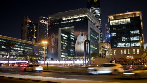 Als Steueroase läuft Dubai der Schweiz den Rang ab <p>The Gate war das erste Bürogebäude in Dubais Finanzquartier DIFC. Aktuell ist es geschmückt mit den Porträts der zwei Gründerväter der Vereinigten Arabischen Emirate: der verstorbenen Emire Zayid bin Sultan Al Nahyan (r.) und Raschid bin Said al-Maktum.</p>