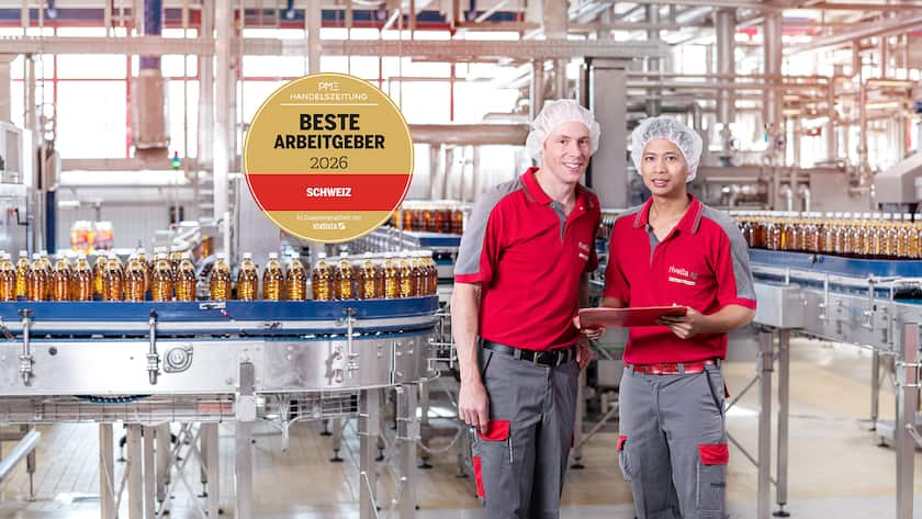 So sehen glückliche Mitarbeiter aus: Zwei «Rivellaner» in der Produktion in Rothrist.