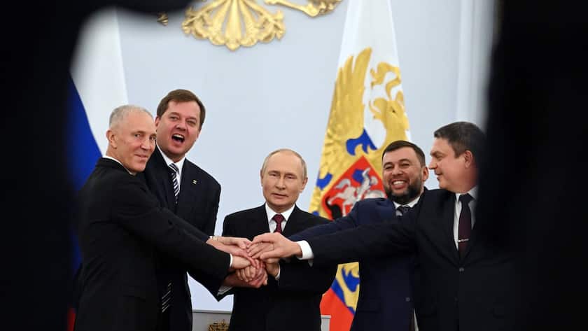 Wladimir Putin feiert die Annexion der vier Gebiete mit den Besatzungschefs Denis Puschilin (Donezk), Leonid Passetschnik (Luhansk), Wladimir Saldo (Cherson) und Jewgeni Balizki (Saporischschja).