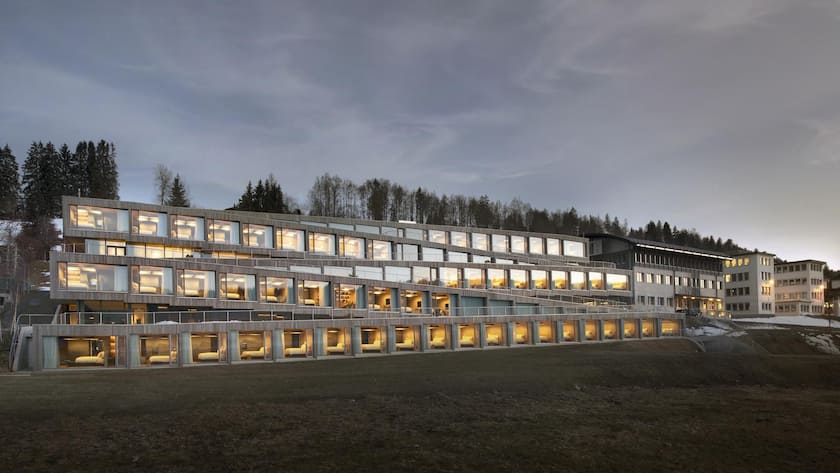 Charakteristisch für das Hôtel des Horlogers ist die avantgardistische, zickzackförmige Architektur, die der Topografie des Vallée de Joux folgt.
