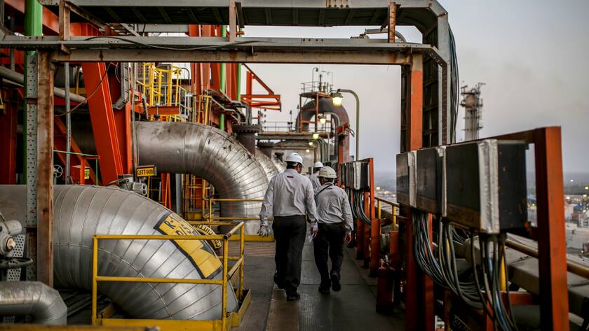 Employees at an oil refinery of Essar Oil Ltd., in Khambalia, Dev Bhumi Dwarka, Gujarat, India, on Thursday, April 26, 2018. Photographer: Dhiraj Singh/Bloomberg