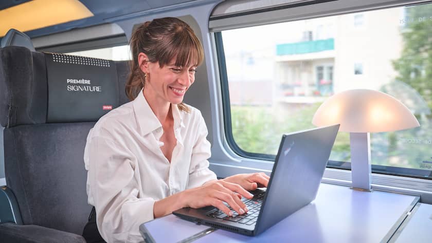 Businessfrau im TGV Lyria