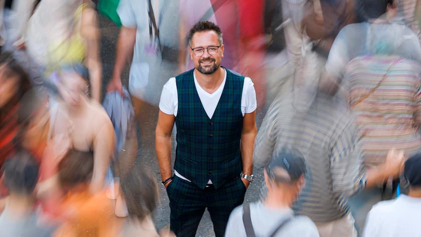 Pose dans la foule enfin de retour sur les quais - Reportage sur les 48 heures de l'ouverture du Montreux Jazz festival avec son directeur Mathieu Jaton, ici la journÃe du samedi 2 juillet 2022 a Montreux. (Valentin Flauraud)