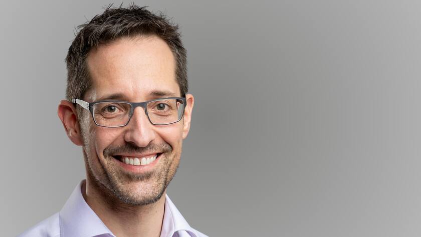 Théo Kaeser, Leiter HR Allianz Suisse, ist überzeugt: Etwas mehr als die Hälfte der Zeit vor Ort zu arbeiten ist wichtig für den Zusammenhalt als Unternehmung.