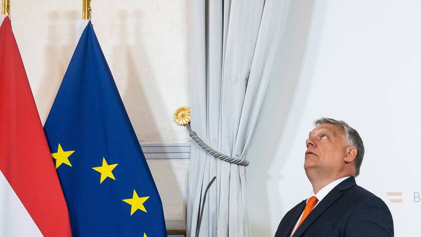 Ungarns Ministerpräsident Viktor Orban vor einer EU-Fahne und einer ungarischen Flagge