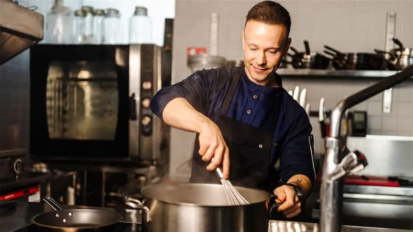 Seit Oktober mit einem Michelin-Stern dekoriert: Gourmetkoch David Klocksin in der „Wöschi“ im Zürcher Stadtteil Wollishofen.