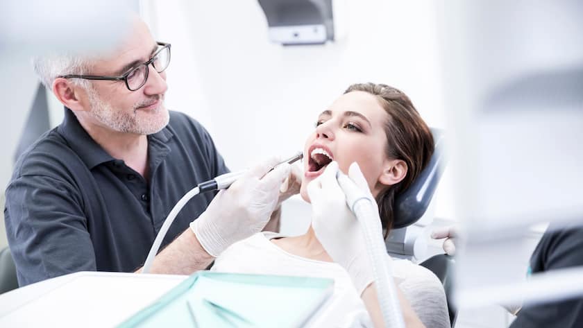 Zahnarzt behandelt Patientin