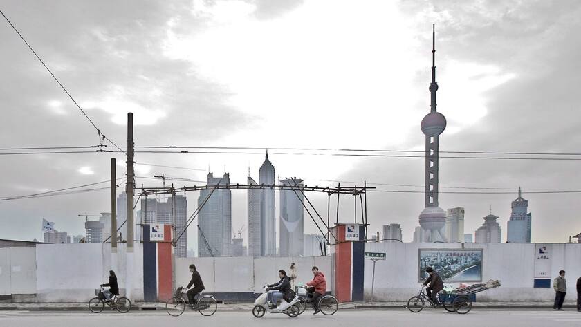 Light traffic passes an area of recently demolished houses in the Hongkou district of Shanghai against the futuristic backdrop of the Pudong financial area, Tuesday 17 January 2006. Shanghai property values continue to rise rapidly and the former slum area of Hongkou is being razed and replaced with office and luxury apartment blocks especially in the waterfront zone. (KEYSTONE/EPA/ADRIAN BRADSHAW)