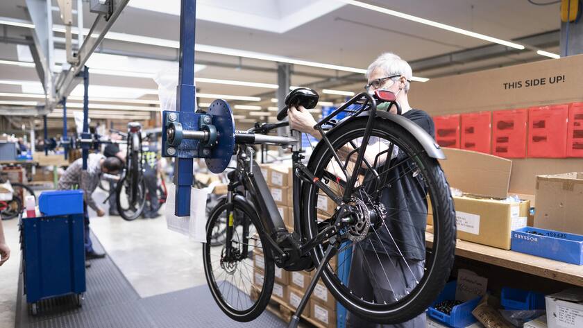 Die Schweizer Produktion von E-Bike-Pionier Flyer steht vor dem Aus ARCHIV - ZUR MASSENENTLASSUNG BEIM E-BIKE-HERSTELLER FLYER STELLEN WIR IHNEN FOLGENDES BILDMATERIAL ZUR VERFUEGUNG - Die Montage von FLYER E-Bikes am Produktionsstandort der FLYER AG in Huttwil, Kanton Bern, aufgenommen am 17. Maerz 2021. FLYER E-Bikes werden von der FLYER AG entwickelt, hergestellt und vertrieben. Die maximale Produktionskapazitaet betraegt 400 E-Bikes pro Tag. Mit rund 300 Mitarbeitenden ist die FLYER AG die groesste Arbeitgeberin in der Region. (KEYSTONE/Gaetan Bally)
